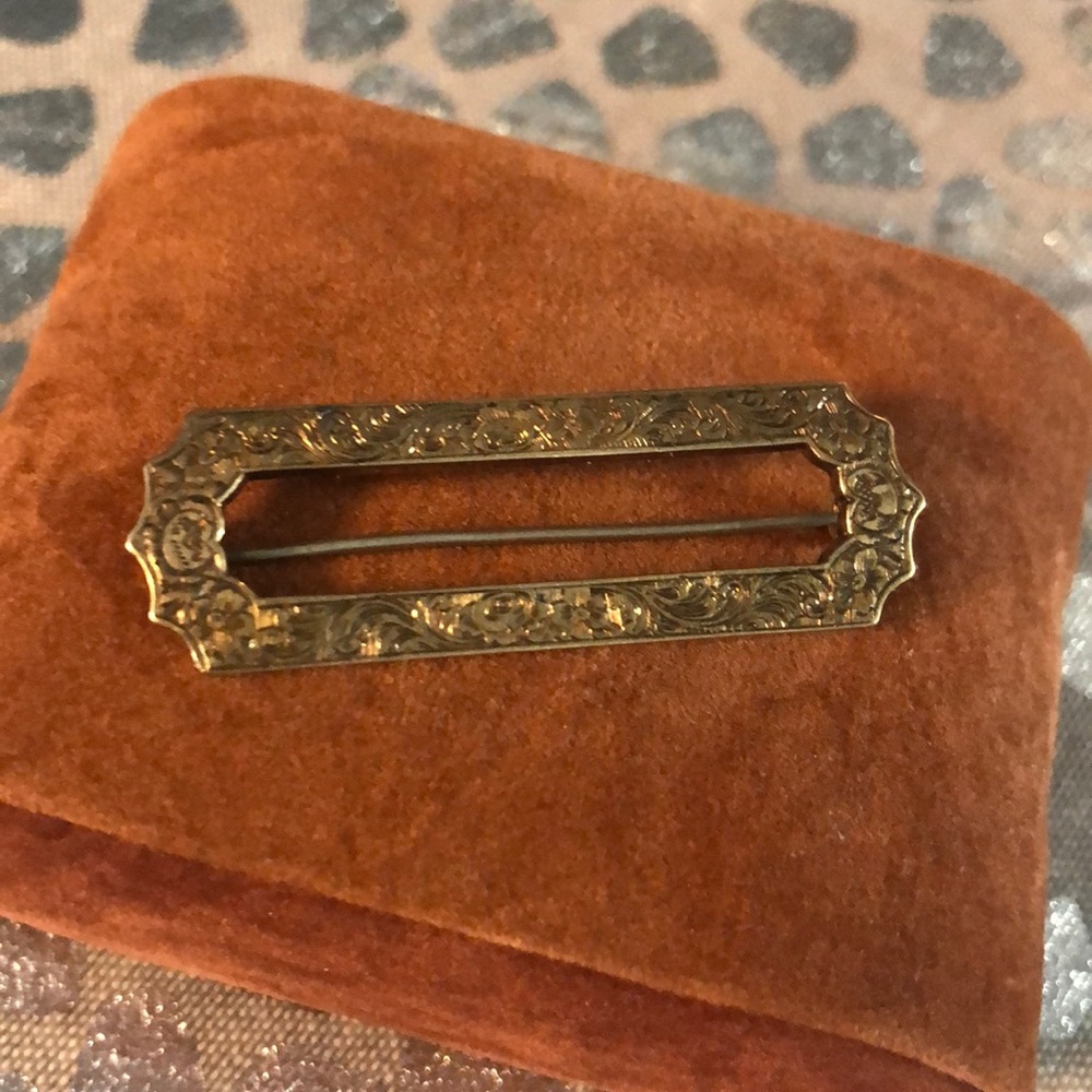 Vintaged brooch 1 1/2 “ long